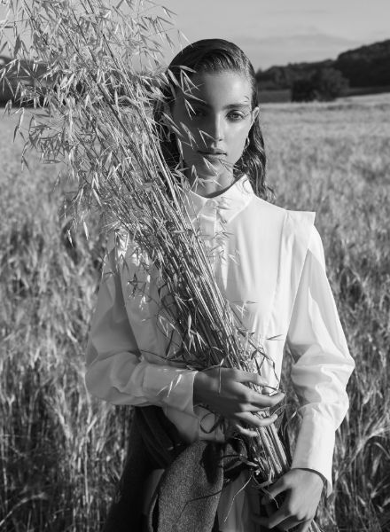 Model Maria Rosa in der September-Ausgabe der ELLE Germany - Fotos ANDREAS ORTNER, Styling Pia Leonie Knoll, Hair and Makeup Gianluca Mandelli