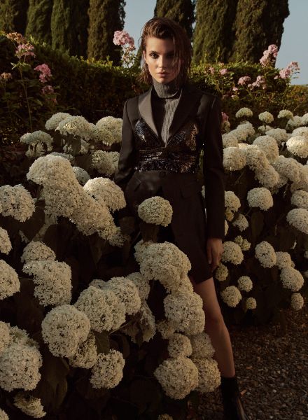 Awaiting you in ELLE Germany September ‘21 are 30 pages of trendy fashion – photographed by ANDREAS ORTNER in Italy