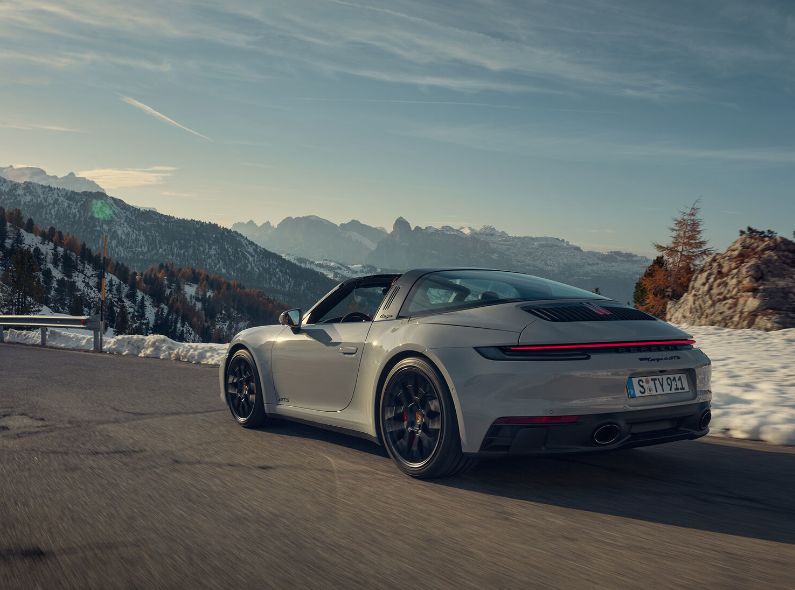 FRITHJOF OHM INCL. PRETZSCH inszenieren den neuen PORSCHE 911 Targa 4 GTS in den italienischen Alpen