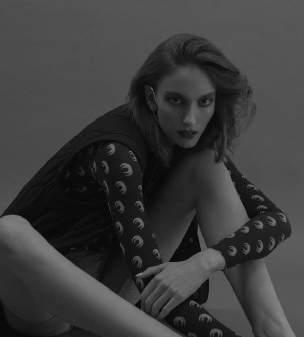 Model Julia Mora in einer freien Strecke von Fotografin Stephi Braun - Hair & Makeup Tamara KRANER c/o lesARTISTS by Josef Stockinger, Styling Kassandra Schneider, Retusche Noir Retouch und fotografiert im Milkcitystudio Munich