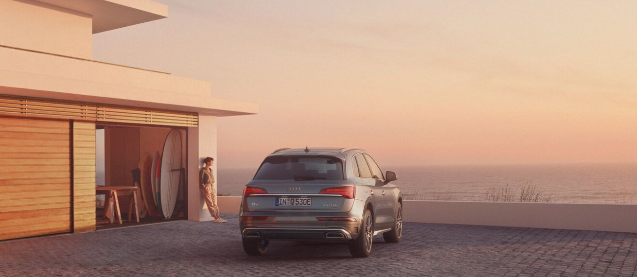 New is normal – transportation specialist SÉBASTIEN STAUB photographs the models Audi Q5, Q5e, Q5s in Cape Town for the agency PUK and AUDI