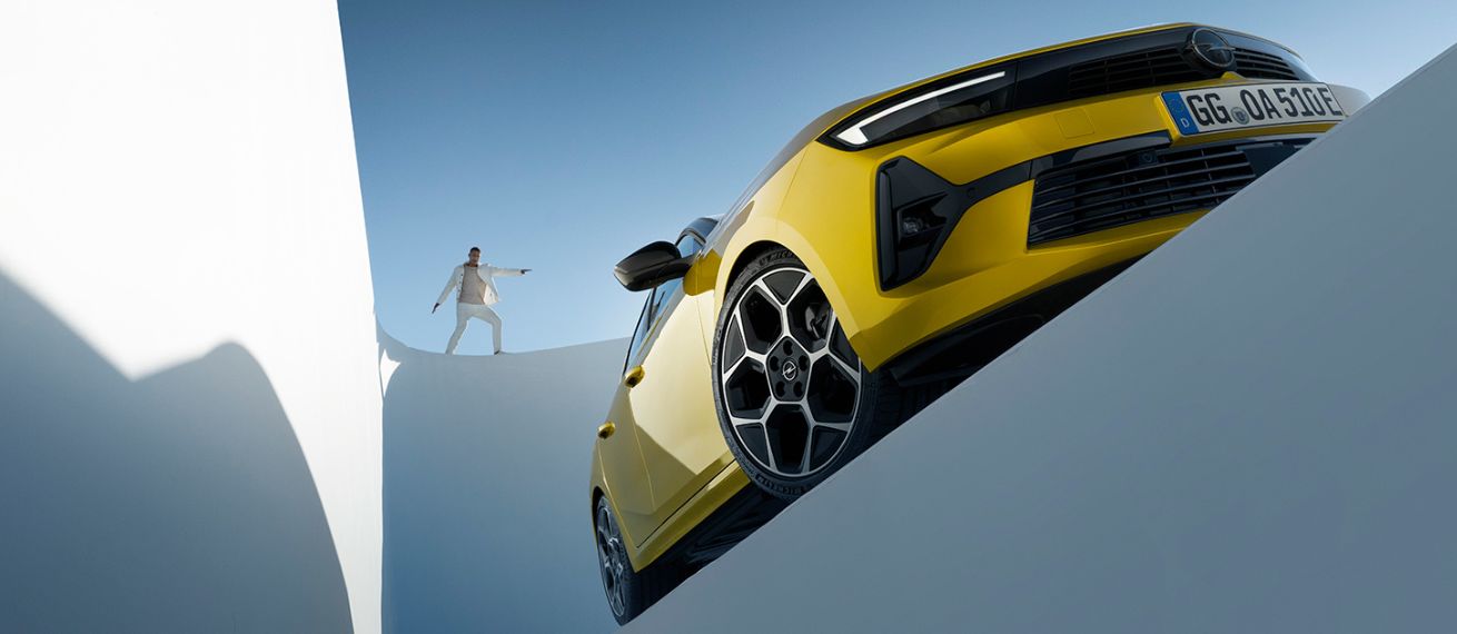 Make an entrance in style – Frederic SCHLOSSER c/o UPFRONT Photo & Film photographs the OPEL New Astra