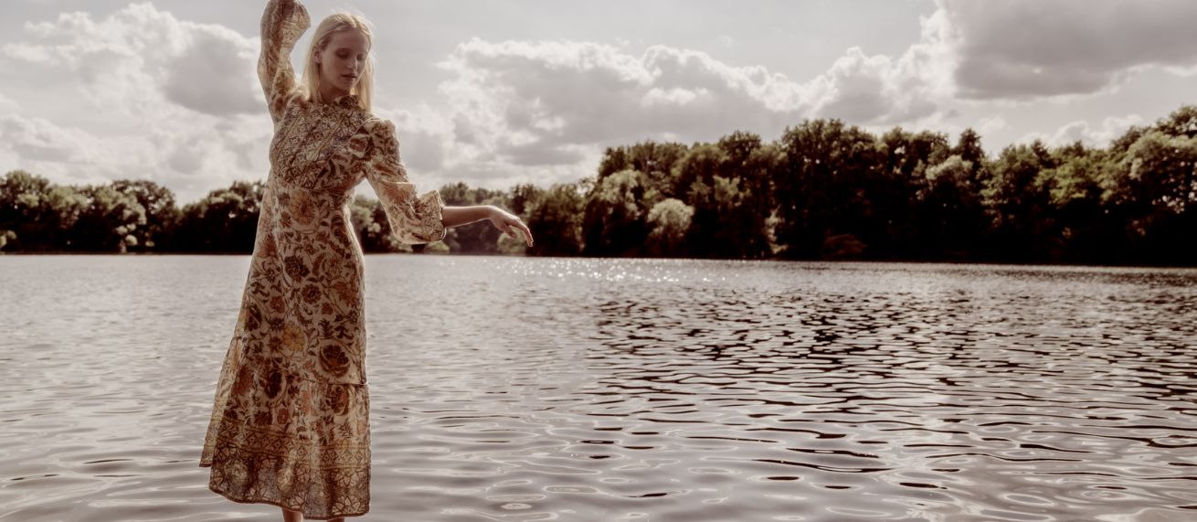 Det KEMPKE c/o DOUBLE T PHOTOGRAPHERS fotografiert 'Tranquility at the lake' featuring Model Alísa Helga Svansdóttir für L'OFFICIEL Baltics, Styling Yuliya Groeling