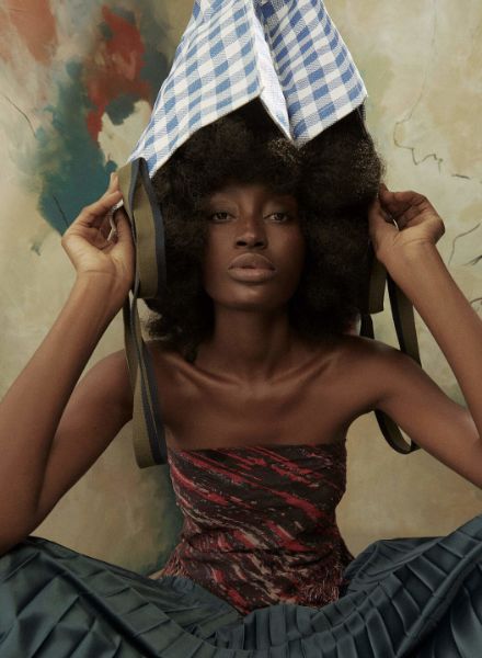 Big Hair im 'Posey' Editorial - fotografiert mit Model Leslye Huenoup von SALLYHATESWING und veröffentlicht von SLEEK Magazin