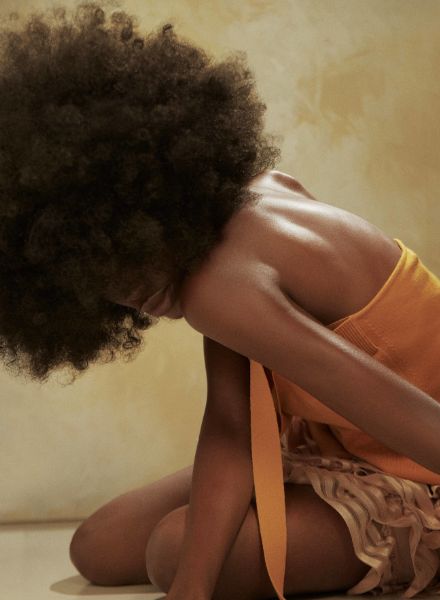 Big Hair im 'Posey' Editorial - fotografiert mit Model Leslye Huenoup von SALLYHATESWING und veröffentlicht von SLEEK Magazin