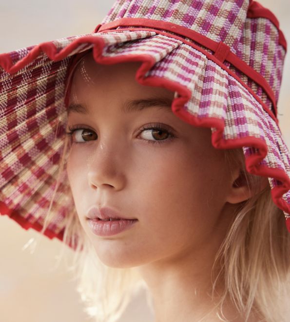 Time for tea - Don DIAZ c/o ALYSSA PIZER MANAGEMENT portraitiert Kids Model Ivory Anne, die freie Arbeit für Euch auf GoSee.NEWS