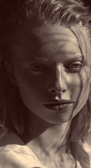Model India Tuersley in VOGUE Ukraine – photographed by Fernando GOMEZ c/o ROCKENFELLER & GÖBELS, styling by Roma Lansky, hair & make-up by Rosa Matilla