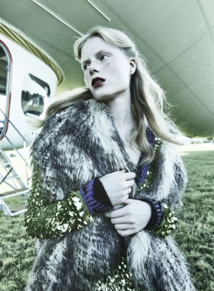 ‘Moment & Magic’ promises the elaborately produced cover editorial by star photographer Esther Haase for ICON magazine – hair & make-up by Anja EL SAWAF c/o LES ARTISTS by Josef Stockinger