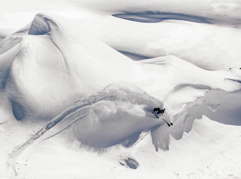 Carving - Auf scharfen Kanten über die Piste! MICHAEL MUELLER fotografiert die Faszination Wintersport an traumhaften Wintertagen für Mode & Lifestyle Kunden
