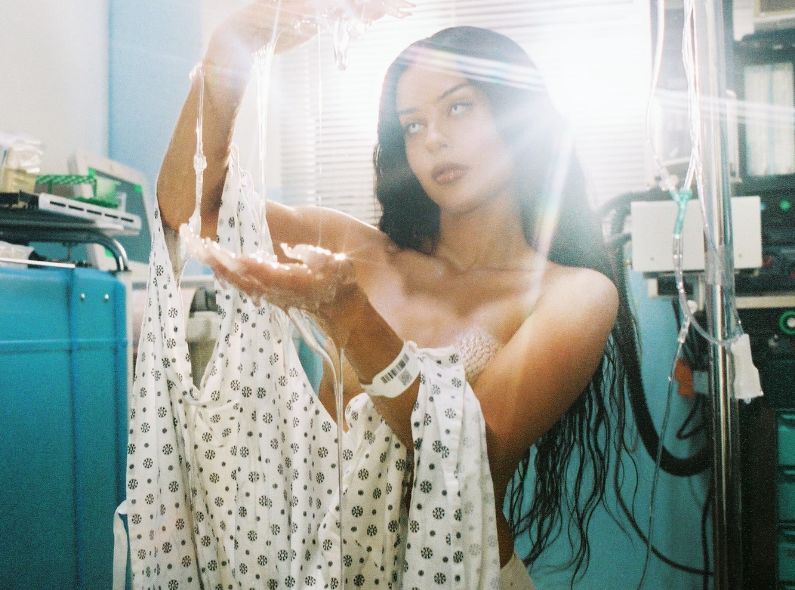 GoSee loves ... 'Fairy Tales' zeigt Erzählungen von Fotografin Petra Collins mit Euphoria-Star und Muse Alexa Demie, erschienen als märchenhafter Bildband bei Rizzoli New York