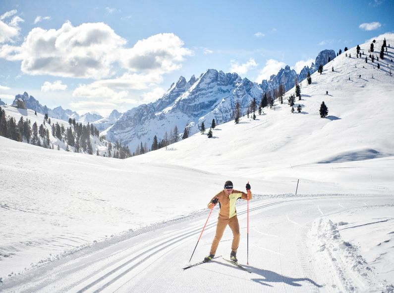 MANUEL FERRIGATO photographs winter sport motifs for SPORT CONRAD, the shop for ski tours, snowboarding and outdoor equipment, for the agency Nagel in the Dolomites