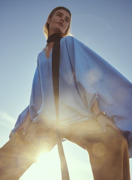 ANDREAS ORTNER fotografiert Model Maartje Verhoef für die ELLE Germany Februar '22 Coverstory in Oman, Styling Pia Leonie Knoll & Tinka Knoll, Hair & Makeup Georgios Tsiogkas
