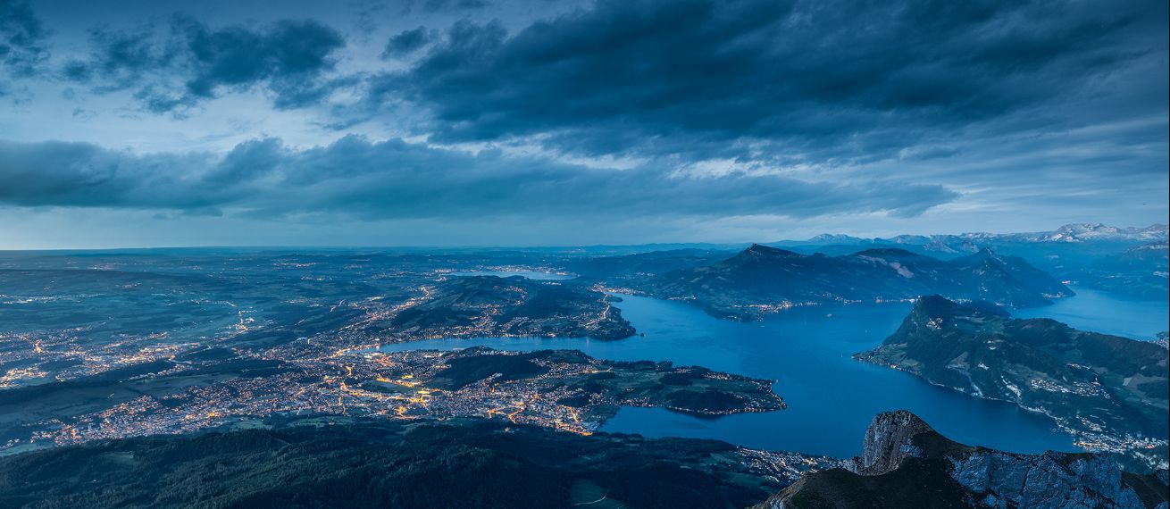 HAGER SCHWEIZ AG mit spektakulären Luftaufnahmen von Landschaften, pulsierenden Städten und Infrastruktur - die Keyvisuals von TERENCE DU FRESNE für Studio Thom Pfister