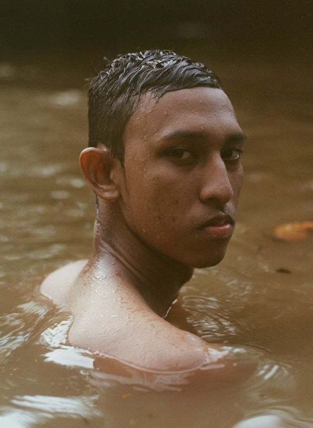 GOSEE ART präsentiert : Daniel Jack Lyons ‘Like a River’ – eine anthropologische Erforschung von Identität, Transformation und Erwachsen werden unter Gemeinschaften im Herzen des Amazonas