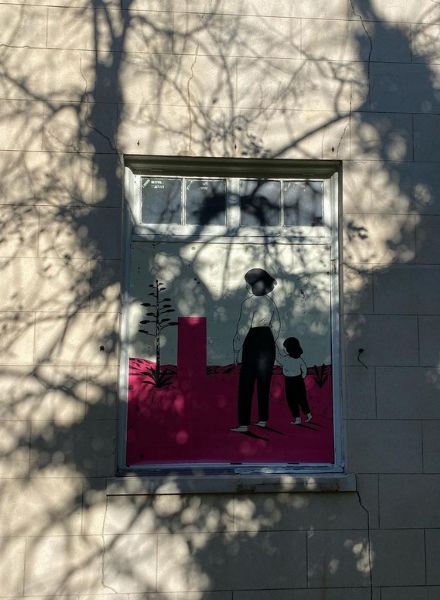 ‘LA MUJER DEL ALFÉIZAR. Returning to the outside world’ – Carmen Segovia c/o 2AGENTEN with a window installation at the Embassy of Spain in Washington DC