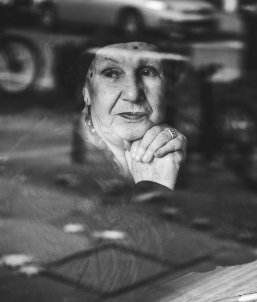 Iconic patron Rosi, ex-wife of Beatles discoverer Tony Sheridan, in DER HAMBURGER mag – portrayed with love by Oliver VONBERG c/o DOUBLE T PHOTOGRAPHERS
