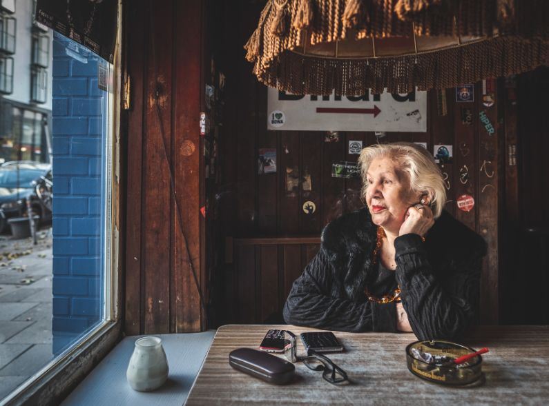 Iconic patron Rosi, ex-wife of Beatles discoverer Tony Sheridan, in DER HAMBURGER mag – portrayed with love by Oliver VONBERG c/o DOUBLE T PHOTOGRAPHERS