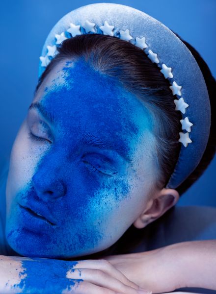 ‘La Révolution Bleue’ – CAMILLA CAMAGLIA photographs model Dora Franz for the Yves Klein-inspired editorial in L’OFFICIEL ARABIA 12/21, with make-up by Einat Dan and styling by Krzysztof Komorwski