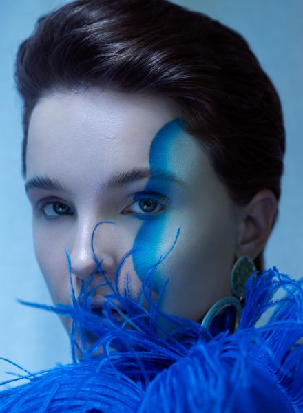 ‘La Révolution Bleue’ – CAMILLA CAMAGLIA photographs model Dora Franz for the Yves Klein-inspired editorial in L’OFFICIEL ARABIA 12/21, with make-up by Einat Dan and styling by Krzysztof Komorwski