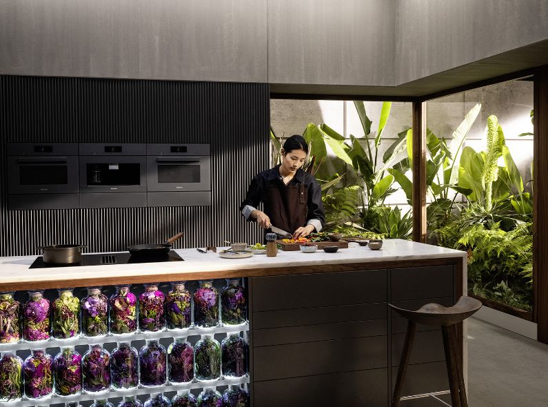 'Dalad Kambhu - Weltbürgerin mit kulinarischer Mission' in der MIELE Gen 7000 'Two in One' Kampagne von Wolfgang STAHR c/o NERGER M&O für Select Worldwide
