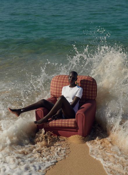 Für die März '22 Coverstory der HARPER'S BAZAAR Ceska Republika fotografierte ANDREAS ORTNER Model Adot Gak an den Stränden von Comporta
