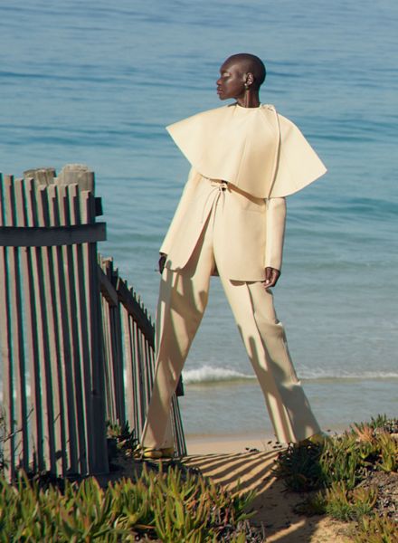 Für die März '22 Coverstory der HARPER'S BAZAAR Ceska Republika fotografierte ANDREAS ORTNER Model Adot Gak an den Stränden von Comporta
