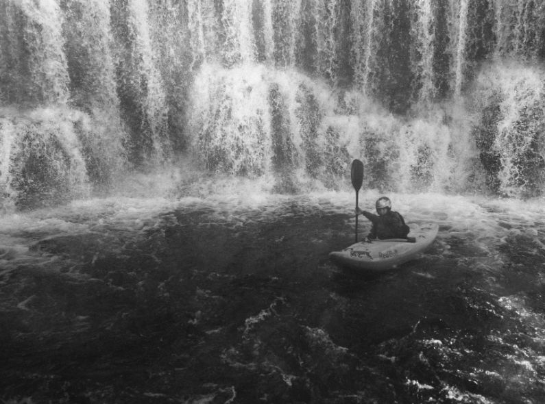 « La peur est un outil, une super alarme. » – Extreme Kayaking World Champion NOURIA NEWMAN for RED BULLETIN – Portraits by Sandro BAEBLER c/o SEVERIN WENDELER