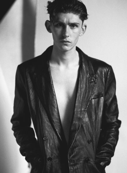 John BALSOM c/o LGA MANAGEMENT fotografiert up and coming Schauspieler Raff Law für das BEHIND THE BLINDS Magazin