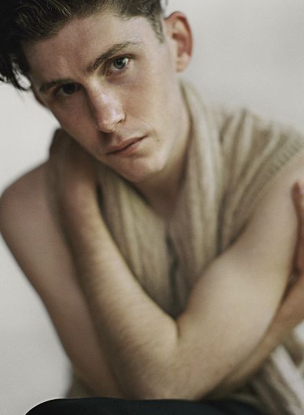 John BALSOM c/o LGA MANAGEMENT fotografiert up and coming Schauspieler Raff Law für das BEHIND THE BLINDS Magazin