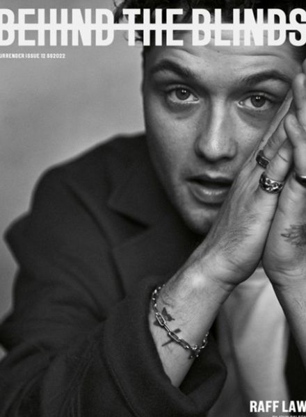 John BALSOM c/o LGA MANAGEMENT fotografiert up and coming Schauspieler Raff Law für das BEHIND THE BLINDS Magazin