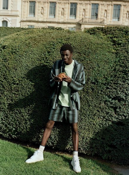 Enjoying the Parisian sun.... JAKMAN für CLOSED MEN, fotografiert von Jonas UNGER c/o BIRD PRODUCTION