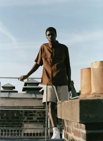Enjoying the Parisian sun.... JAKMAN für CLOSED MEN, fotografiert von Jonas UNGER c/o BIRD PRODUCTION