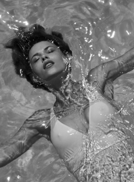 'Dive In Style' - ANDREAS ORTNER fotografiert Supermodel Georgia Fowler für die Coverstory der HARPER'S BAZAAR Greece