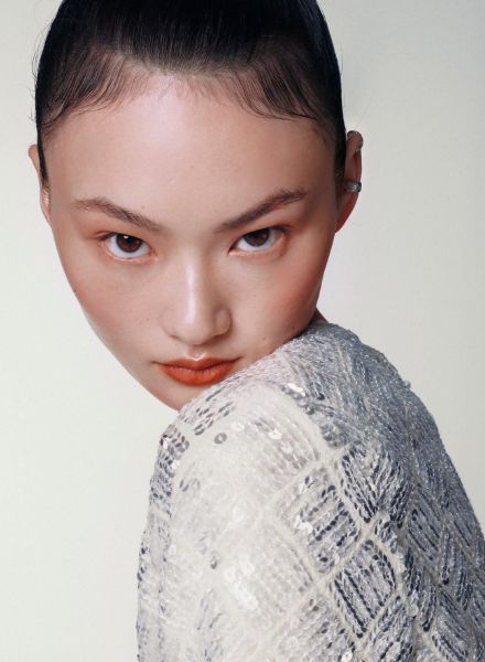 Das chinesische Topmodel He Cong auf dem 'Heat Wave' Cover der HARPER'S BAZAAR China Juni '22 - fotografiert von Betina DU TOIT c/o LGA MANAGEMENT