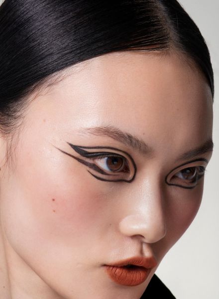 Das chinesische Topmodel He Cong auf dem 'Heat Wave' Cover der HARPER'S BAZAAR China Juni '22 - fotografiert von Betina DU TOIT c/o LGA MANAGEMENT