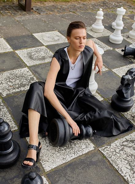 GRAZIA Editorial mit Tess Hellfeuer, fotografiert von Jette Stolte am Wannsee Strandbad, mit Hair & Make up von Benjamin BECHER c/o NINA KLEIN