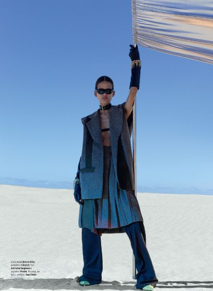 Igor Reis fotografierte Model Joy COSTA c/o LOUISA MODELS für die HARPER'S BAZAAR Brazil Juli '22 Ausgabe für die Strecke 'Futuro Ancestral' am Strand