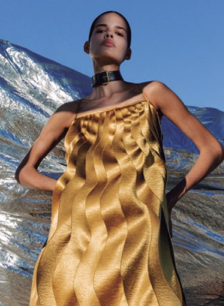 Igor Reis fotografierte Model Joy COSTA c/o LOUISA MODELS für die HARPER'S BAZAAR Brazil Juli '22 Ausgabe für die Strecke 'Futuro Ancestral' am Strand