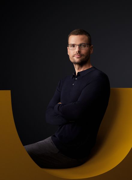DOMINIK MENTZOS photographs a people campaign for JURIS, the portal for legal information and expertise, on commission for RTS Rieger Team