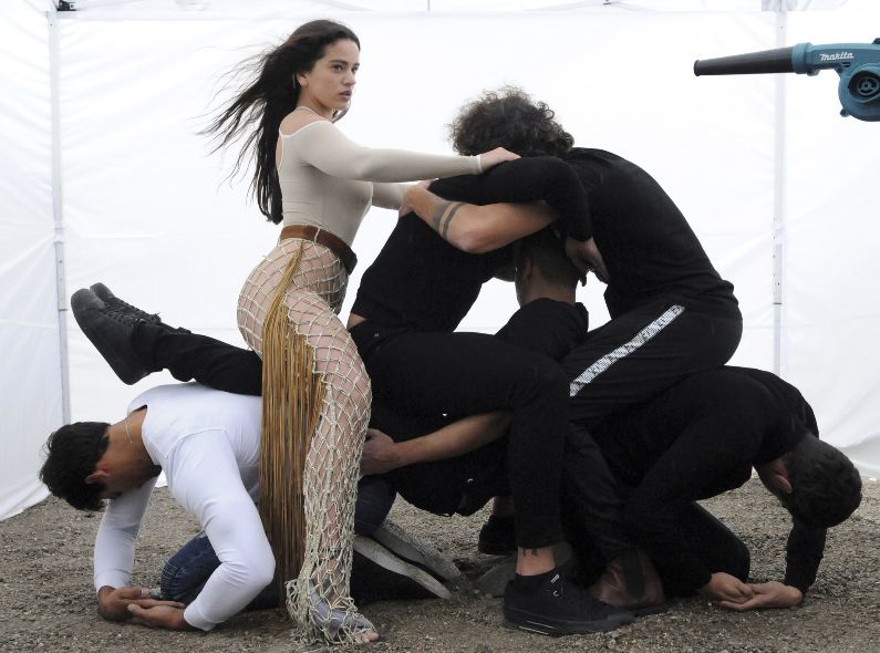 ‘WHO AM I? I AM.’ – Galerie Kernweine curates photo exhibitions at the Staatsgalerie Stuttgart on the diversity and changeability of identity with CARLOTA GUERRERO, LIN ZHIPENG (AKA NO.223), SLAVA MOGUTIN & THALIA GOCHEZ