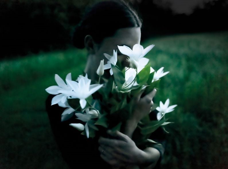 BILDHALLE ZURICH kicks off the season with CIG HARVEY ‘Eat Flowers’ and a reading by the photographer from her successful book ‘Blue Violet’ (Phaidon)