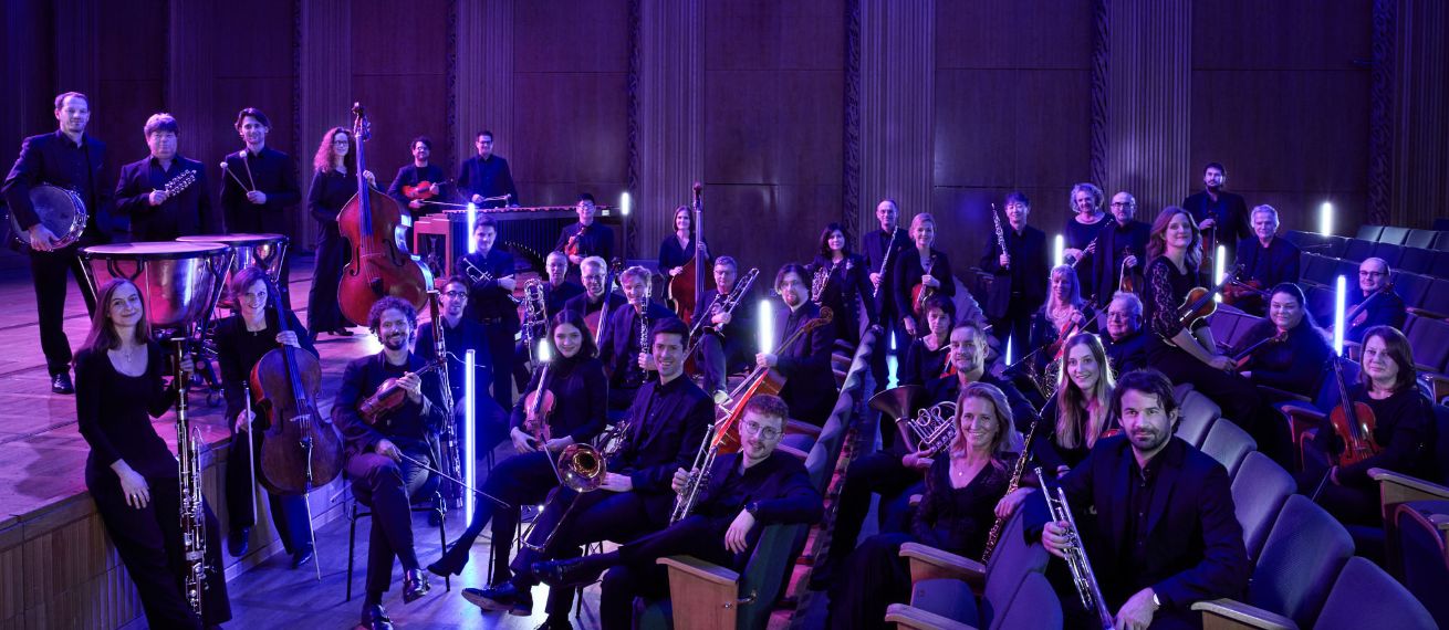 Willkommen beim WDR Funkhausorchester! DOMINIK MENTZOS fotografiert das renommierte Ensemble des WDR Funkhausorchester im nicht minder berühmten Funkhaus des WDR in Köln