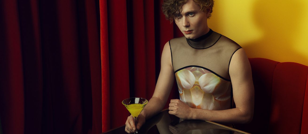 Hair & makeup artist Felix STÖSSER c/o BASICS.BERLIN makes NETFLIX star MORITZ JAHN shine for OE Magazine
