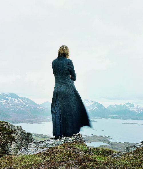 'IN REFERENCE TO A SUNNY PLACE' - Fotografin Elina Brotherus lädt zum Book Signing und Gallery Talk mit Kuratorin Celina Lunsford anläßlich ihrer Retrospektive ins Fotografie Forum Frankfurt
