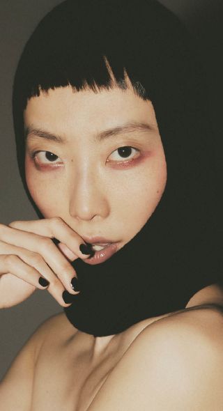 Jonas Müller photographs model Yao Shiao c/o LOUISA MODELS for SCHÖN! magazine