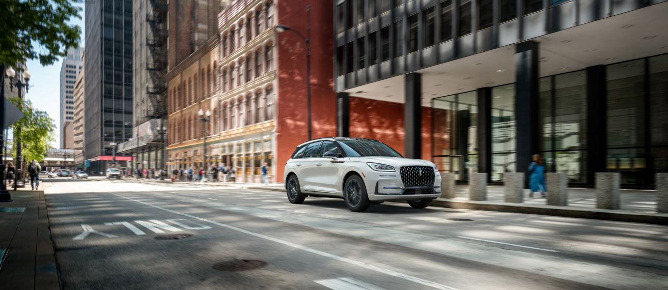 ‘A downtown Chicago street-life atmosphere paired with perfect 3D car integration’ – the perfect visual language for the LINCOLN Corsair SUV from MAGROUND