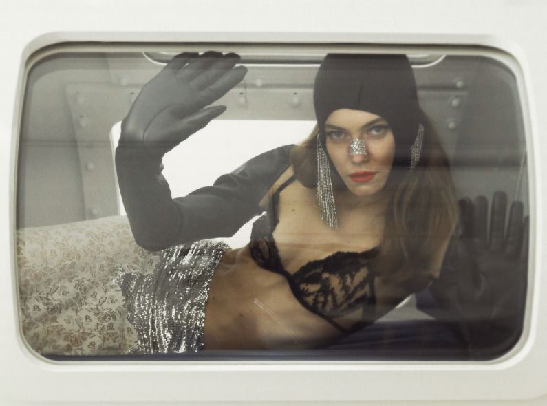 'Skin Plastic' Editorial featuring Kinga RAJMAN c/o LOUISA MODELS - fotografiert von Andres Jim für die L'OFFICIEL Baltics