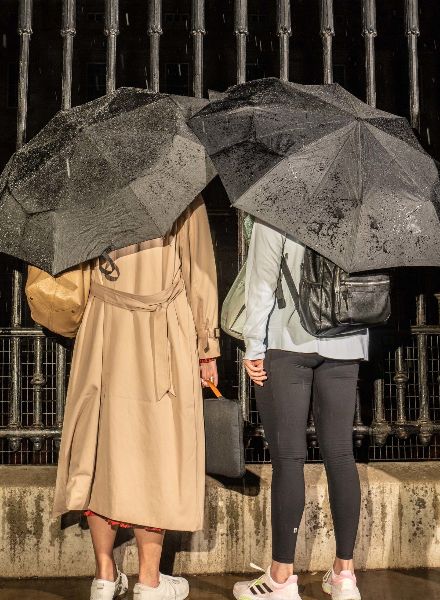 'The Crowds at the Queen’s Funeral' eine Reportage zwischen Kommerz und Emotionen von Alexander COGGIN c/o MAKING PICTURES für THE NEW YORKER