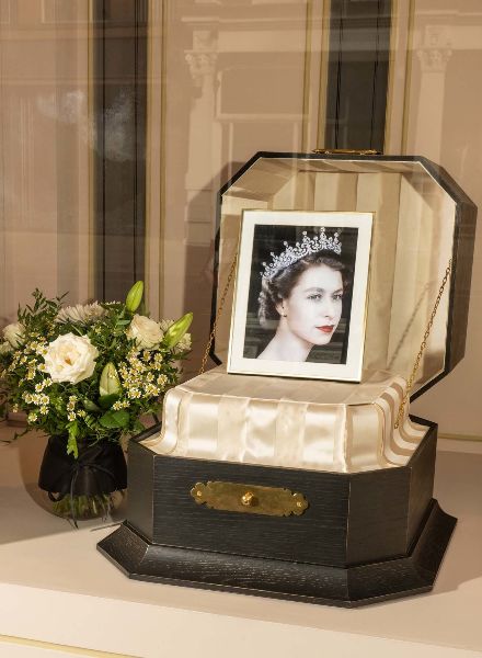 'The Crowds at the Queen’s Funeral' eine Reportage zwischen Kommerz und Emotionen von Alexander COGGIN c/o MAKING PICTURES für THE NEW YORKER