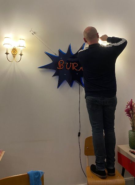‘What are you burning for?’ – Bernheimer Contemporary and Jan Kuck present the neon light artwork ‘BURN’ in MAISON MARSIL for ART COLOGNE ‘22 and are planning the light installation ‘THE BURNING CANAL’ for the Copenhagen Light Festival 2023